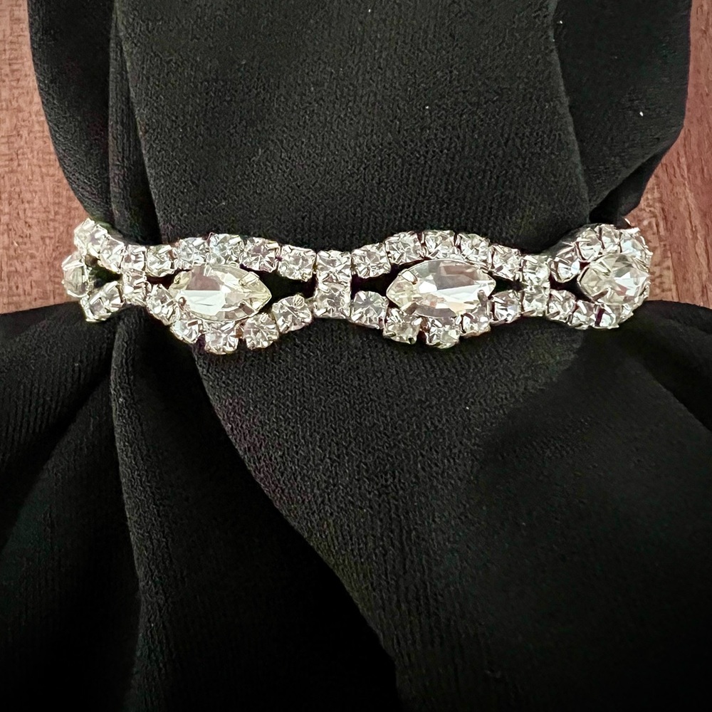 BRACELET RHINESTONES Set in Silver Tone EUC Stretch Fit